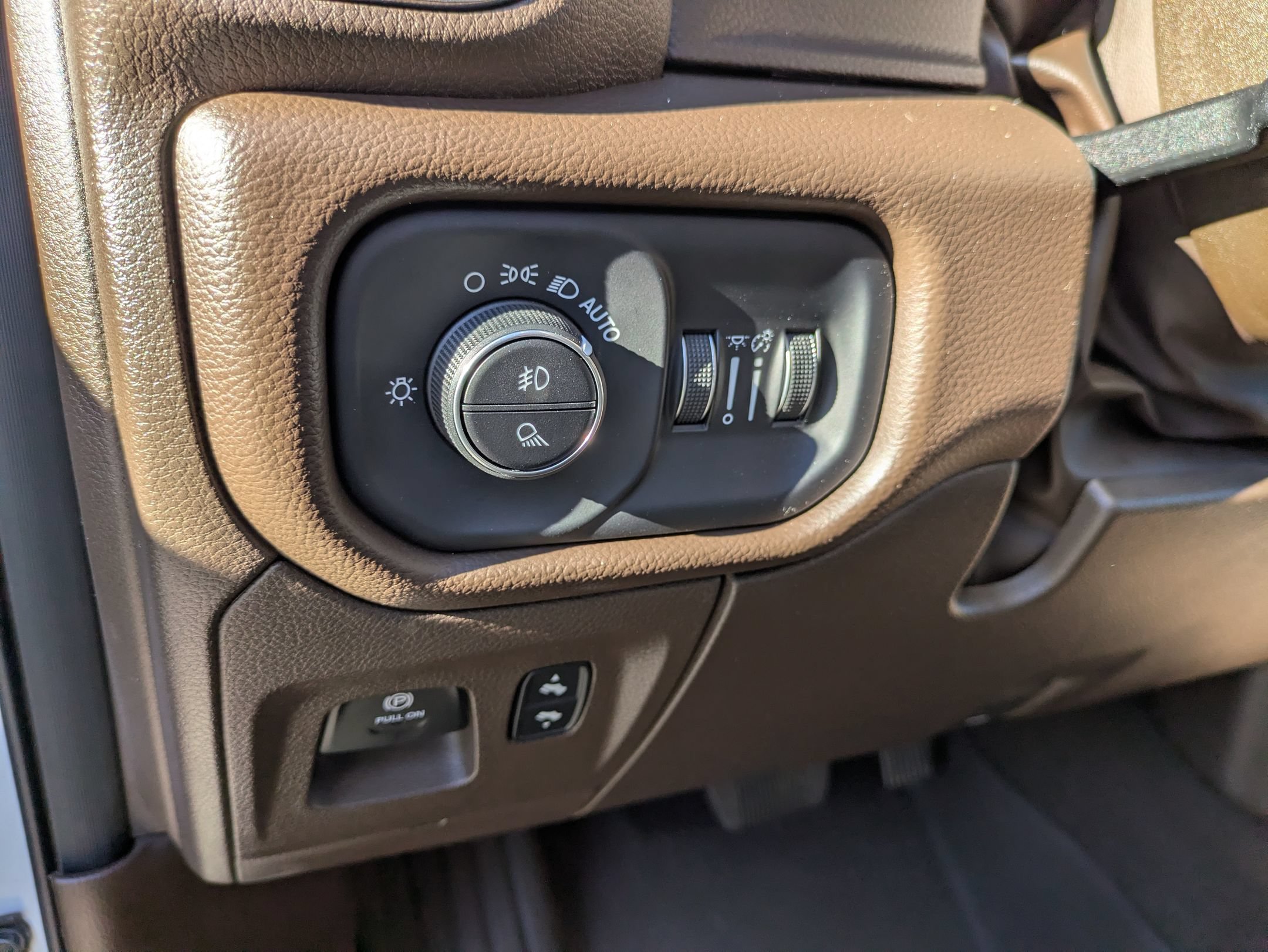 Used 2025 RAM 1500 Laramie AWD/4WD image 17