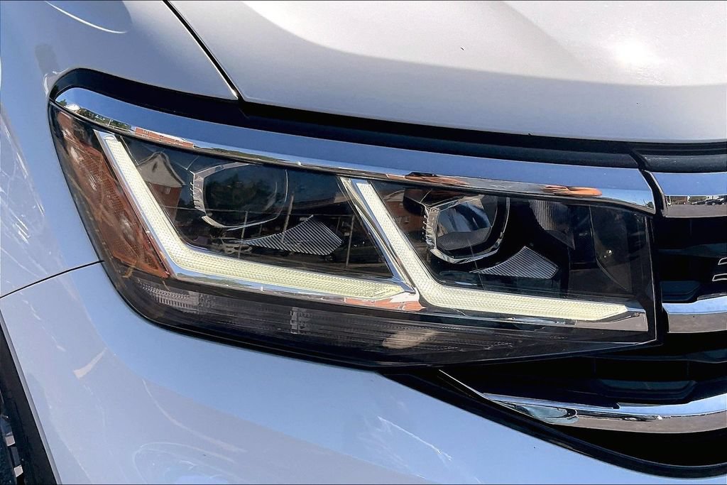 Used 2021 Volkswagen Atlas Cross Sport SEL R-Line AWD/4WD image 28