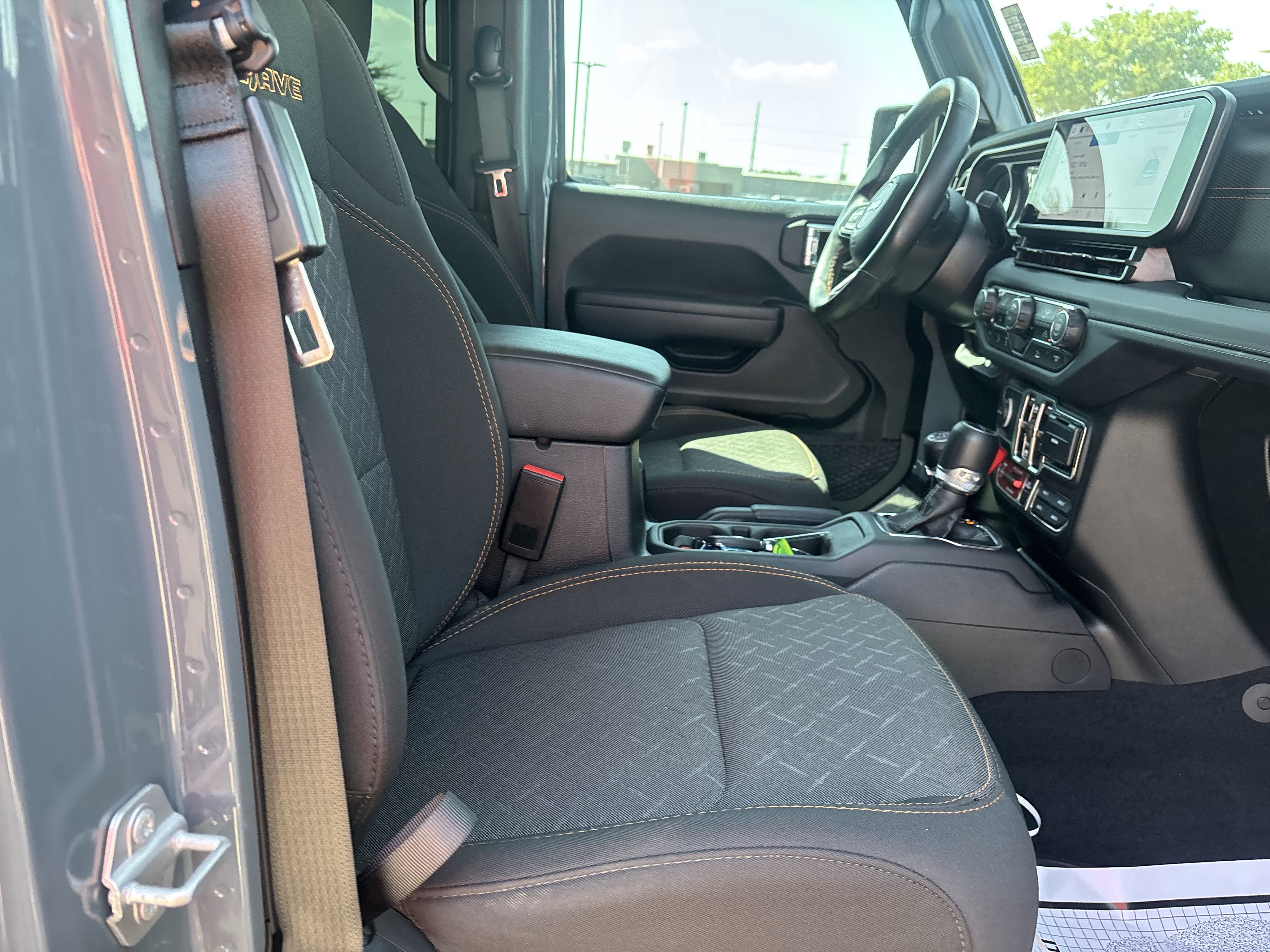 Used 2025 Jeep Gladiator Mojave AWD/4WD image 23
