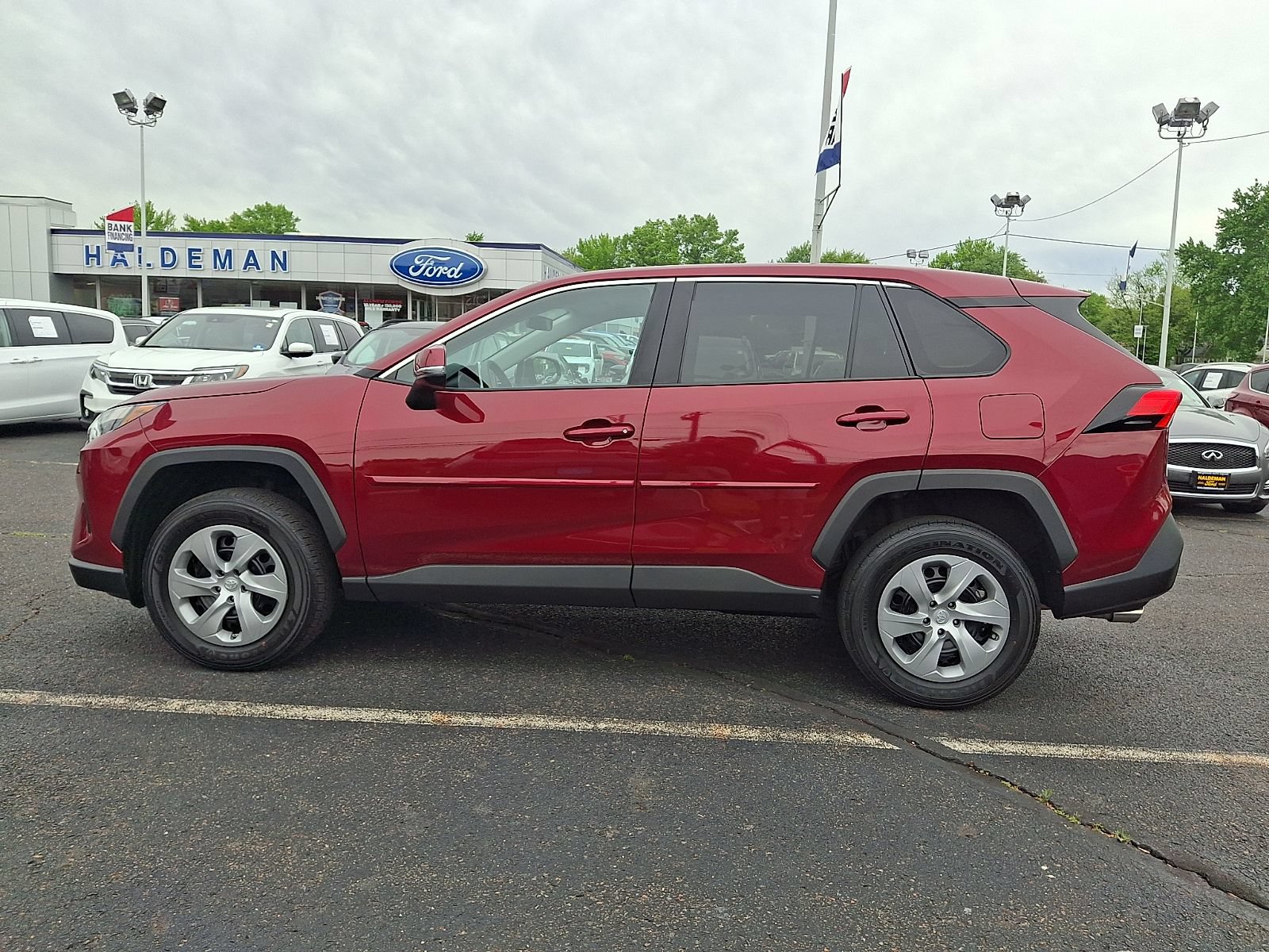 Used 2023 Toyota RAV4 LE AWD/4WD image 4