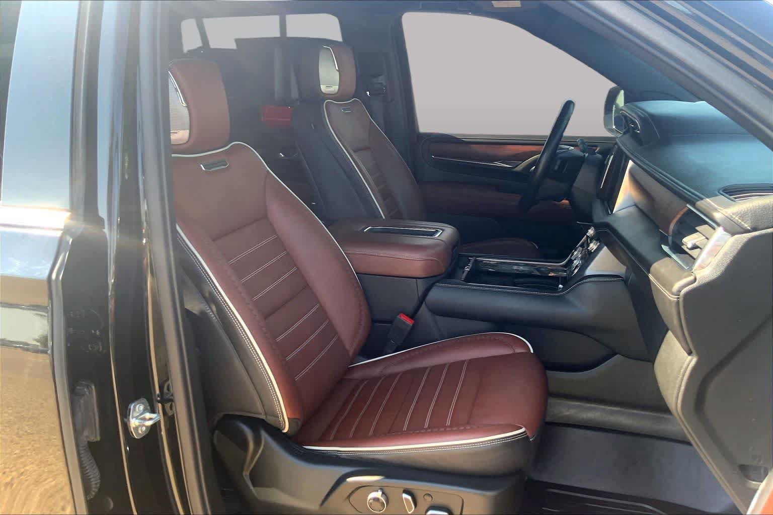 Used 2023 GMC Yukon Denali Ultimate w/ LPO, Floor Liner Package AWD/4WD image 9