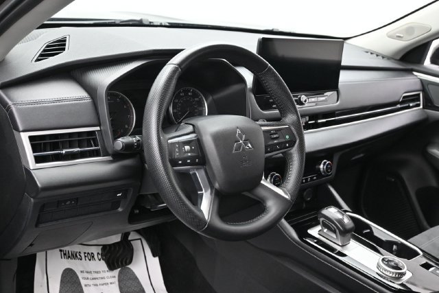 Used 2025 Mitsubishi Outlander SE FWD image 15