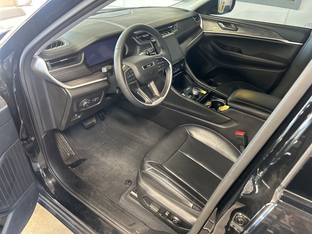 Used 2023 Jeep Grand Cherokee L Limited w/ Luxury Tech Group II image 2