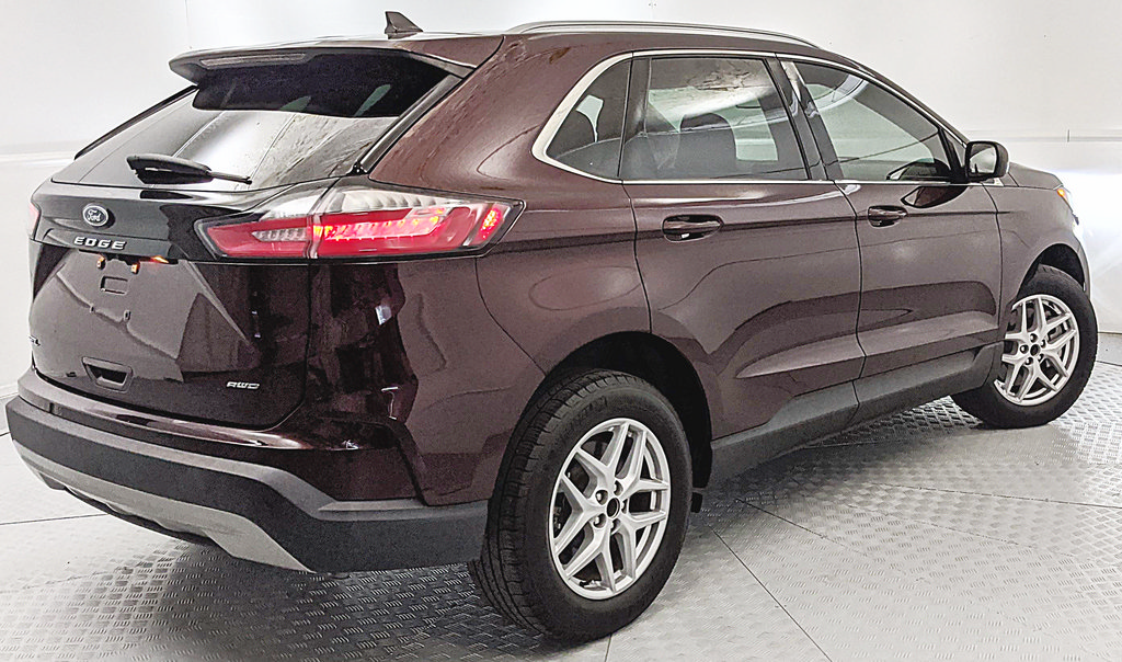 Certified 2023 Ford Edge SEL w/ Convenience Package AWD/4WD image 3