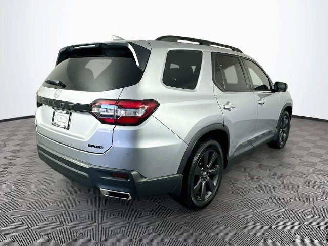 Used 2025 Honda Pilot Sport image 11