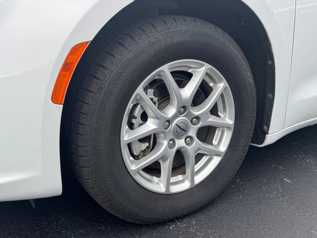 Used 2022 Chrysler Pacifica Touring-L FWD image 30