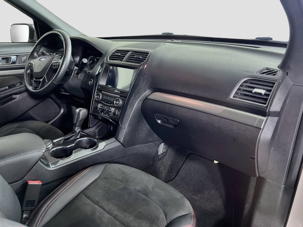 Certified 2018 Ford Explorer XLT w/ Equipment Group 202A AWD/4WD image 31