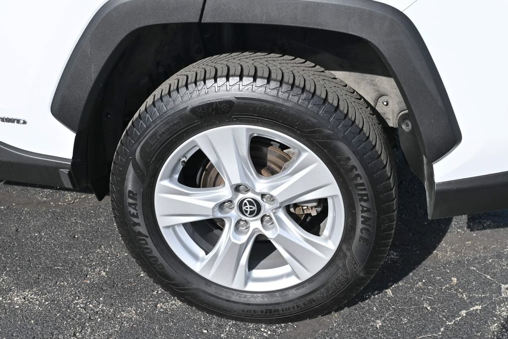 Used 2021 Toyota RAV4 LE AWD/4WD image 13