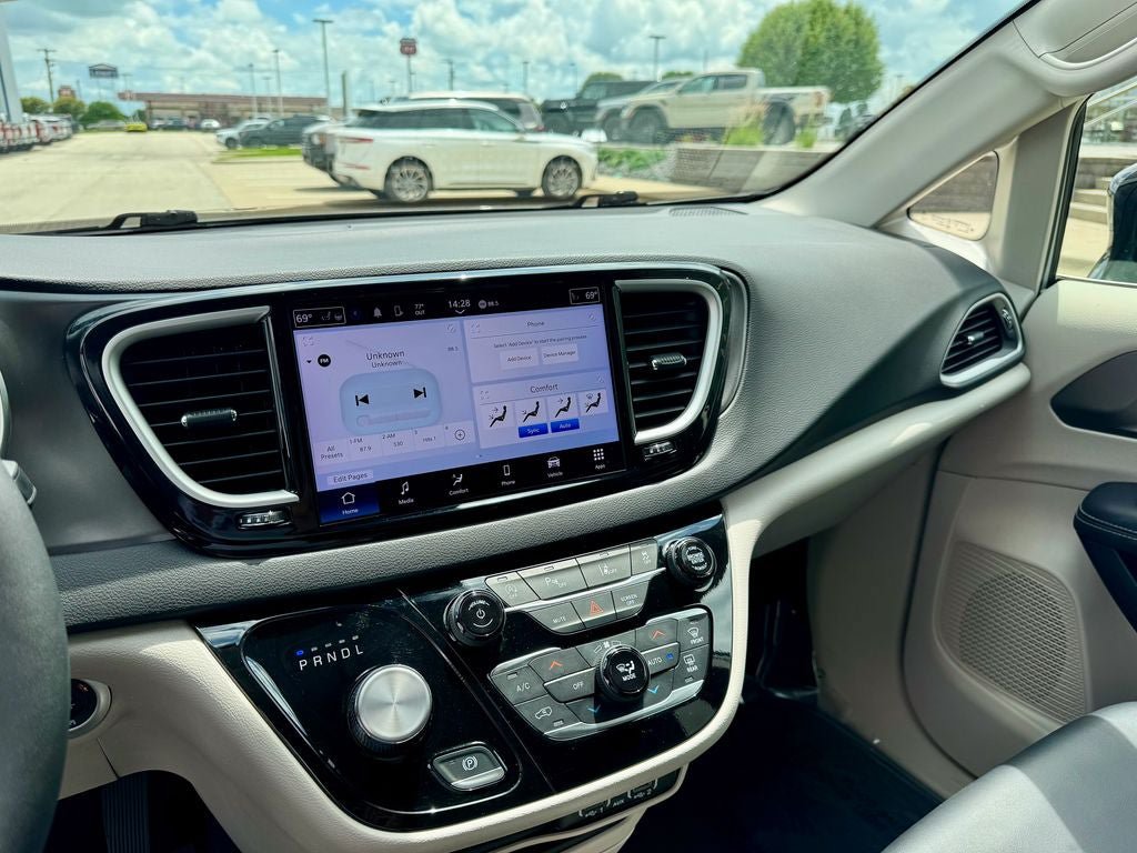 Used 2024 Chrysler Pacifica Touring-L FWD image 24