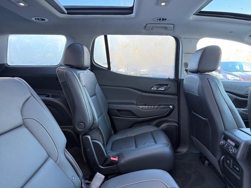 Used 2023 GMC Acadia SLT w/ Elevation Edition image 9