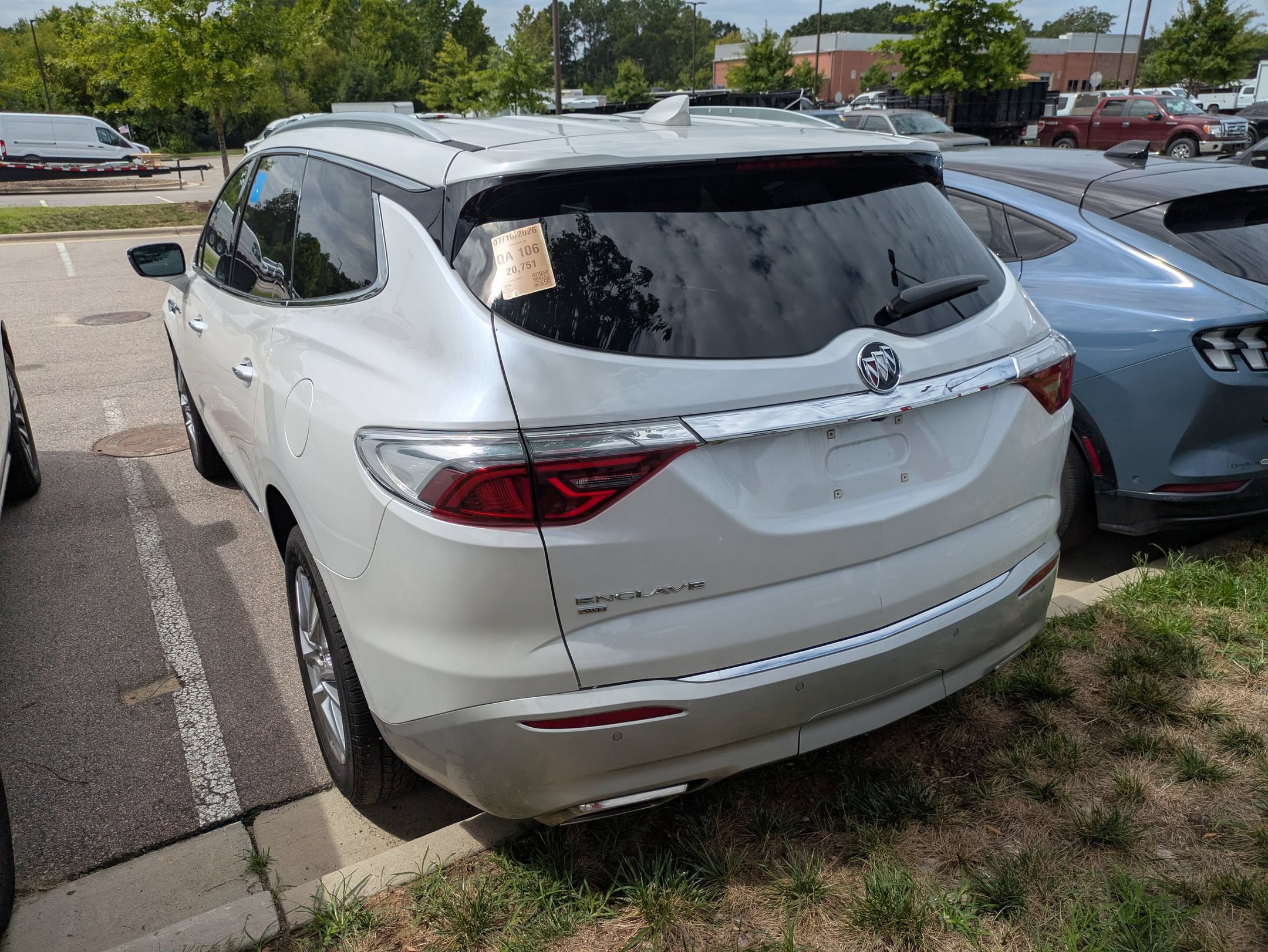 Used 2024 Buick Enclave Essence w/ Experience Buick Package AWD/4WD image 4