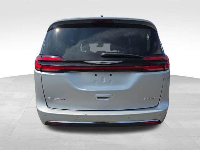 Used 2024 Chrysler Pacifica Limited FWD image 4