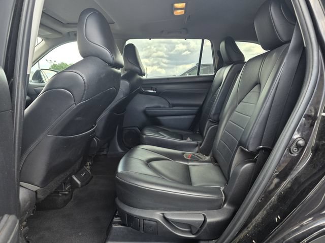 Used 2022 Toyota Highlander XLE FWD image 16