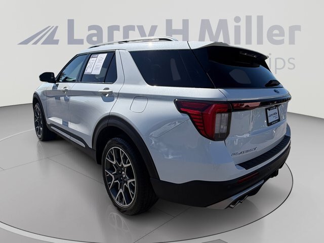 Certified 2025 Ford Explorer Platinum w/ Ultimate Package AWD/4WD image 3
