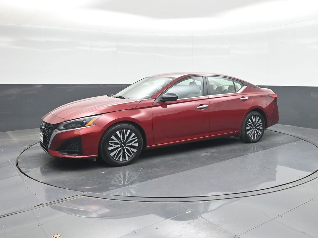 Used 2025 Nissan Altima 2.5 SV FWD image 1