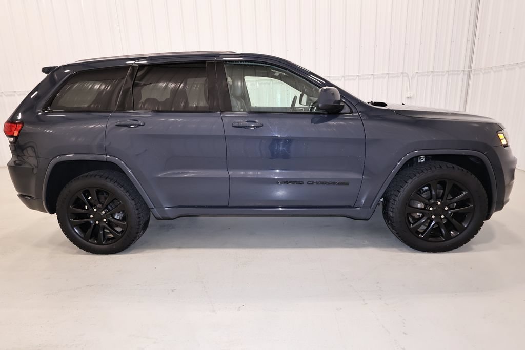 Used 2018 Jeep Grand Cherokee Laredo AWD/4WD image 2
