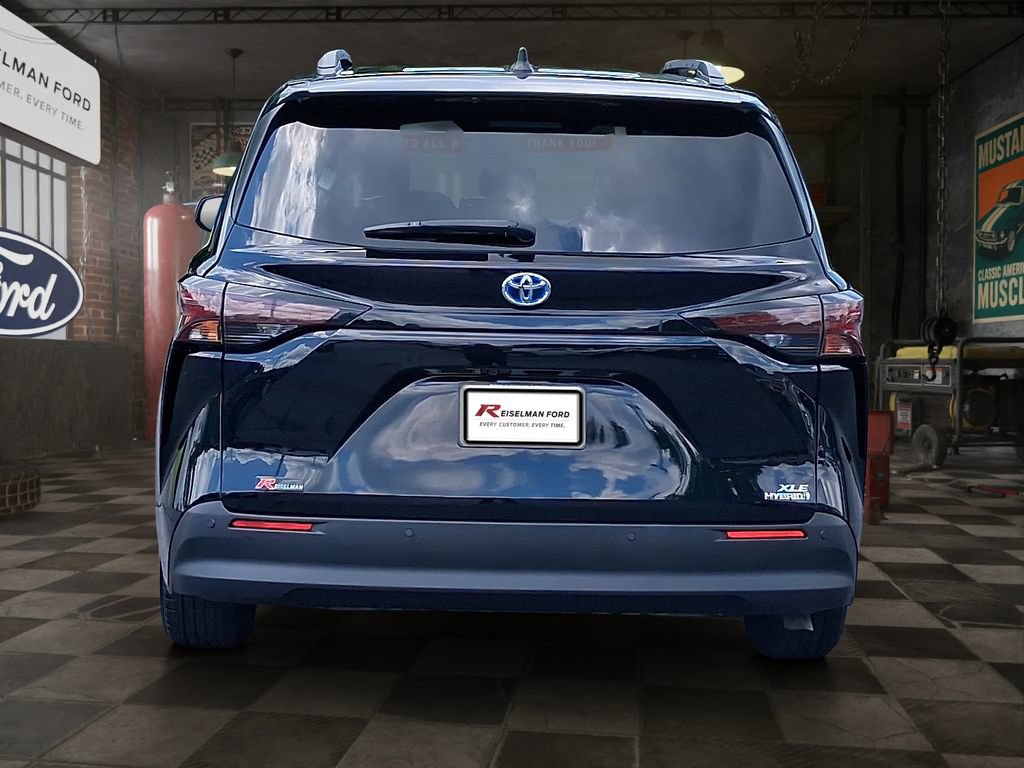 Used 2023 Toyota Sienna XLE FWD image 5