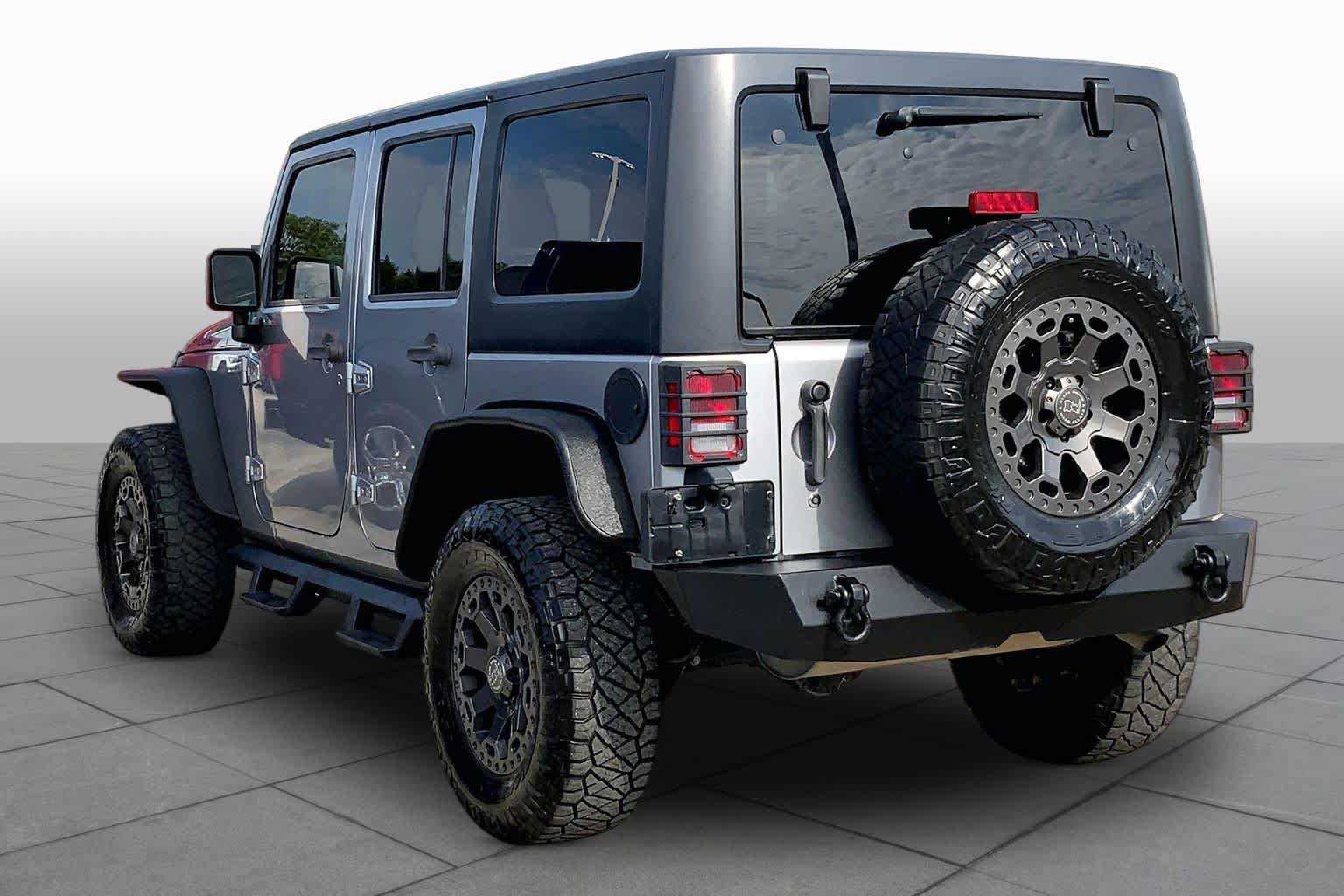 Used 2018 Jeep Wrangler Unlimited Rubicon w/ Connectivity Group AWD/4WD image 11
