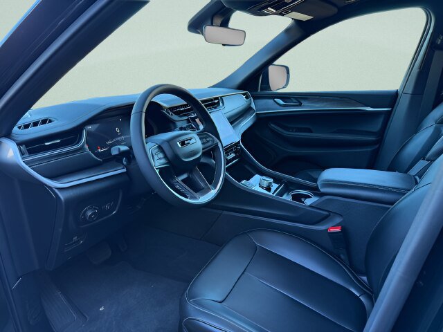 Used 2025 Jeep Grand Cherokee Limited AWD/4WD image 4