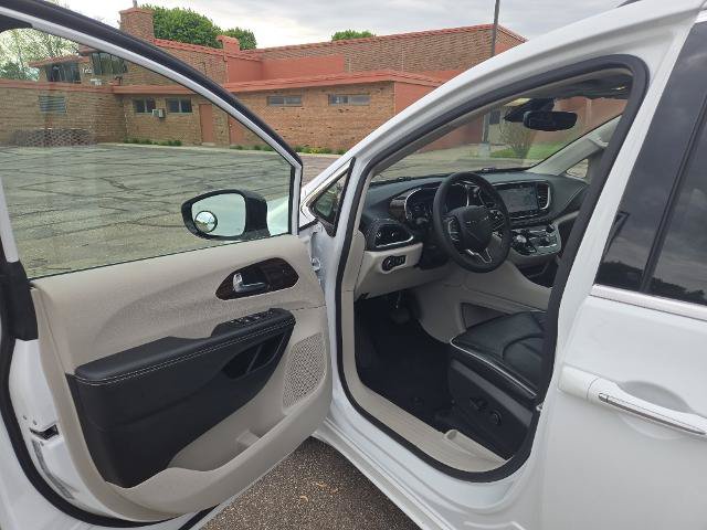 Used 2023 Chrysler Pacifica Limited AWD/4WD image 15
