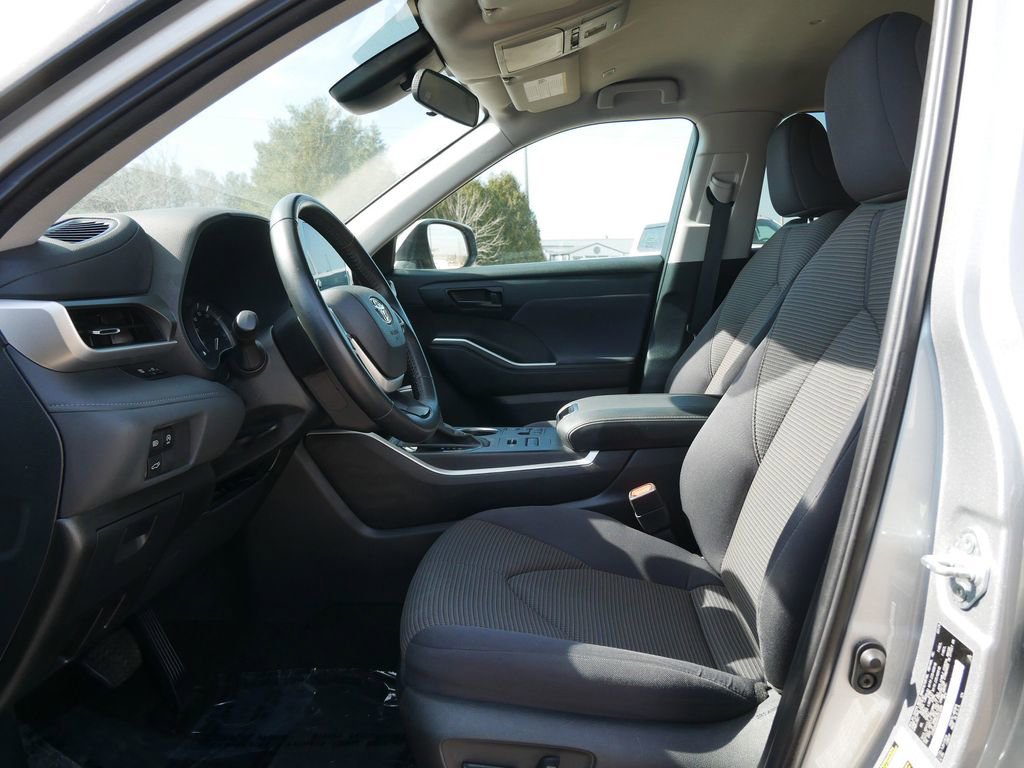 Used 2024 Toyota Highlander LE AWD/4WD image 11