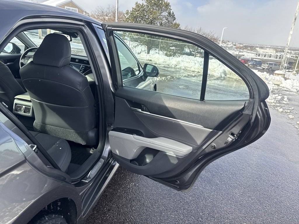 Used 2018 Toyota Camry XLE image 19