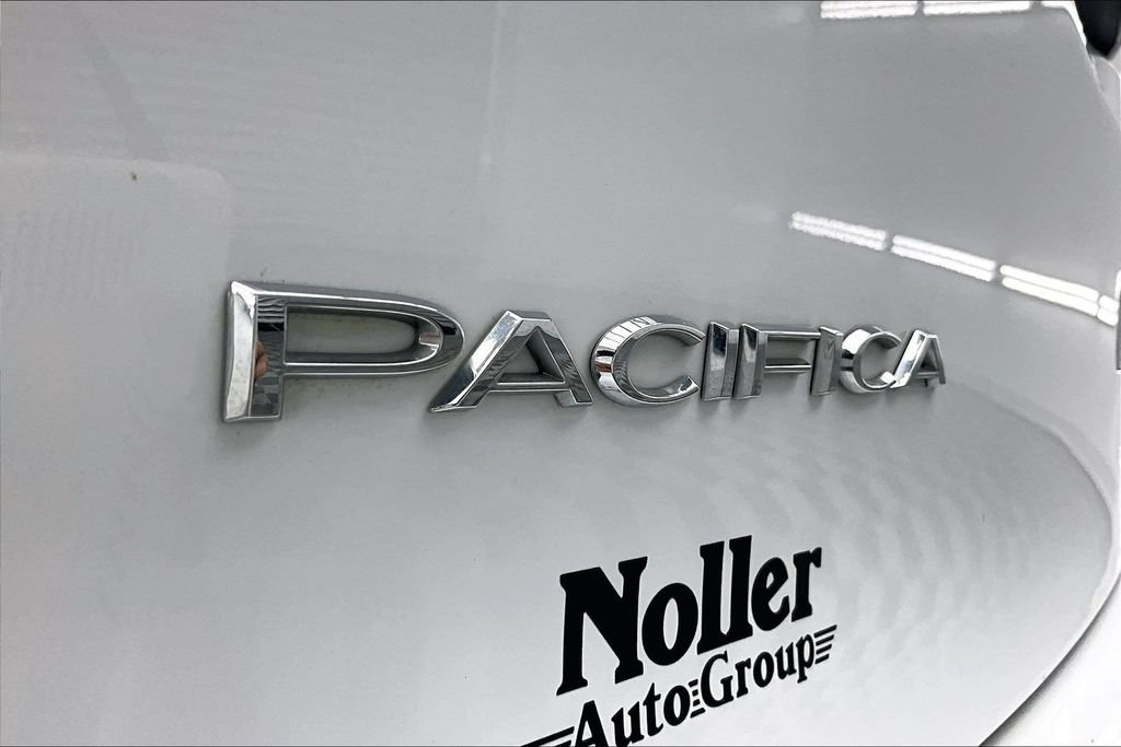 Used 2024 Chrysler Pacifica Touring-L FWD image 8