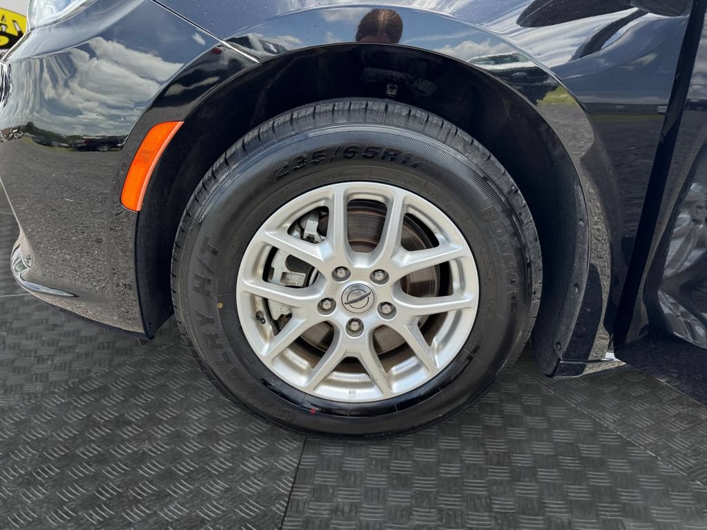 Used 2024 Chrysler Pacifica Touring-L FWD image 19
