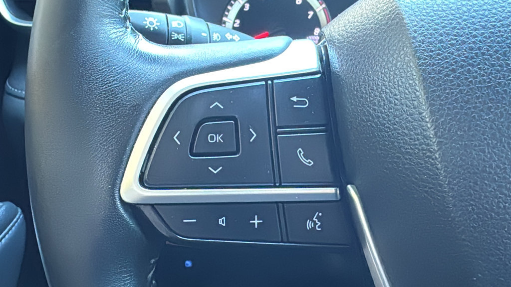 Used 2022 Toyota Highlander LE FWD image 12