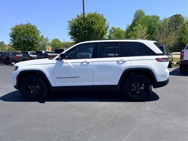 Used 2024 Jeep Grand Cherokee Altitude RWD image 7