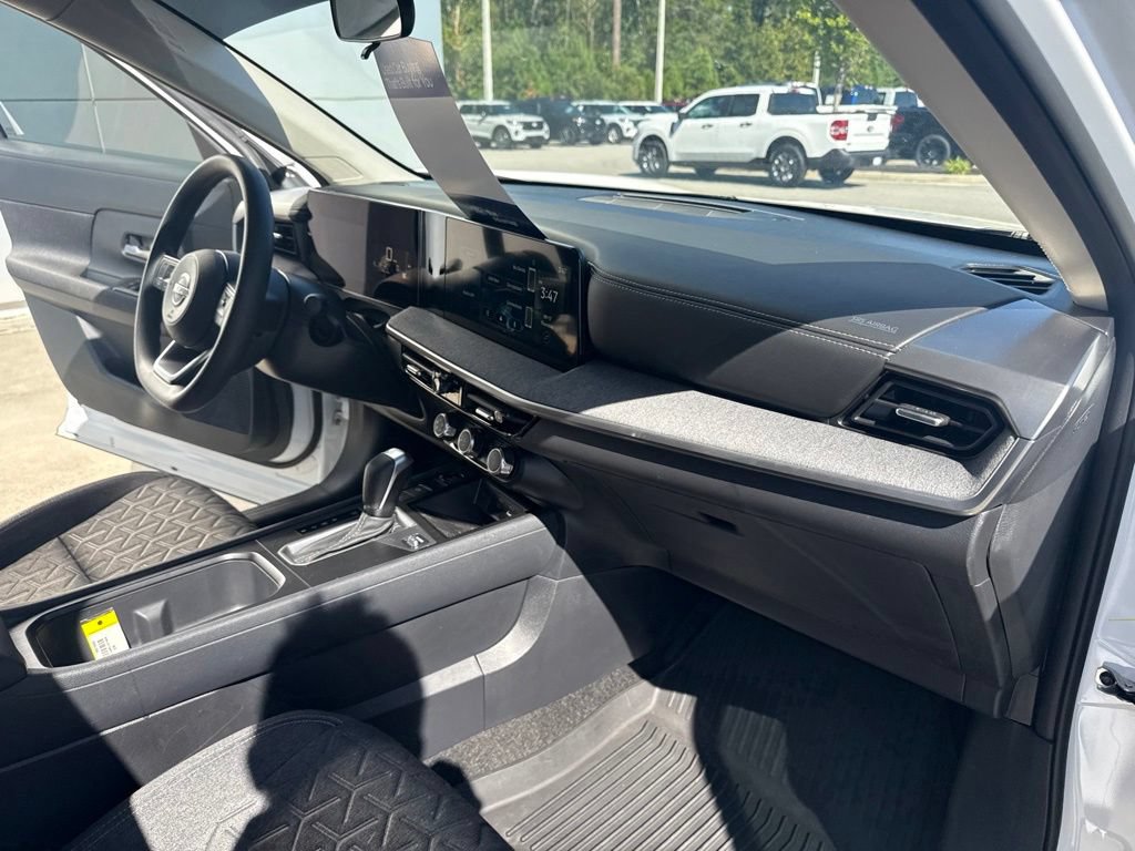 Used 2025 Nissan Kicks SV w/ SV Premium Package FWD image 34