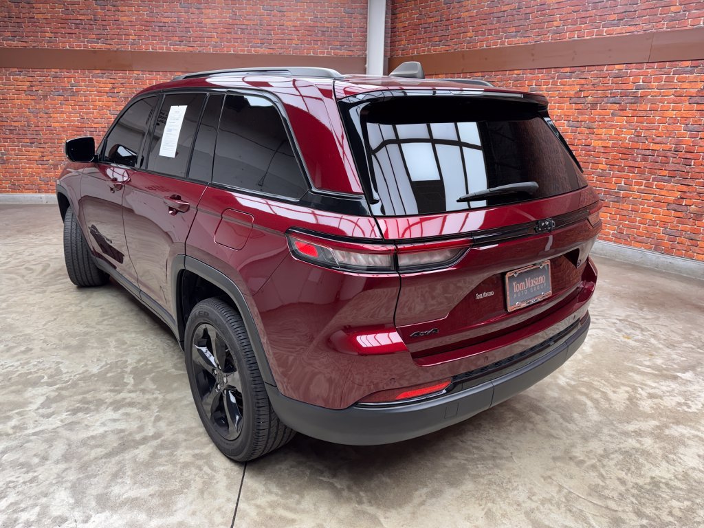 Used 2023 Jeep Grand Cherokee Altitude AWD/4WD image 2