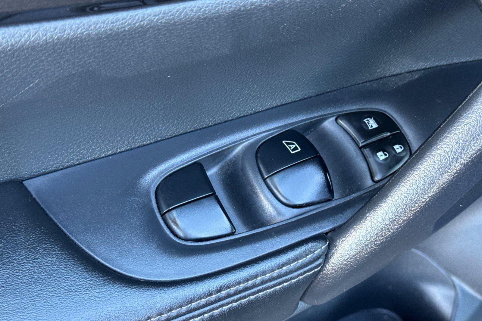 Used 2019 Nissan Rogue SV w/ Premium Package image 17