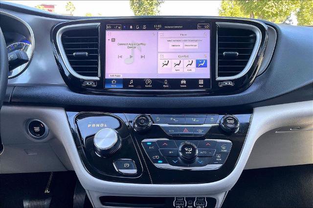Used 2023 Chrysler Pacifica Touring-L FWD image 30