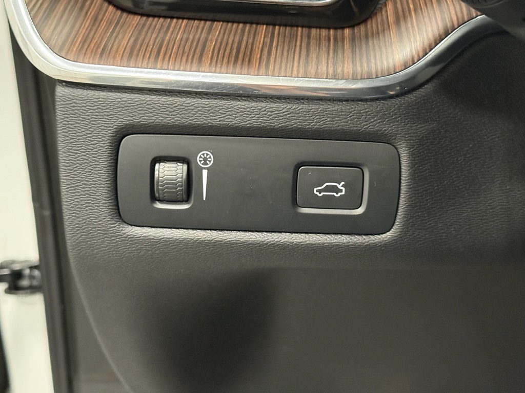 Used 2022 Volvo XC60 B5 Momentum image 11