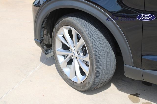 Certified 2023 Ford Explorer Platinum w/ Technology Package AWD/4WD image 9