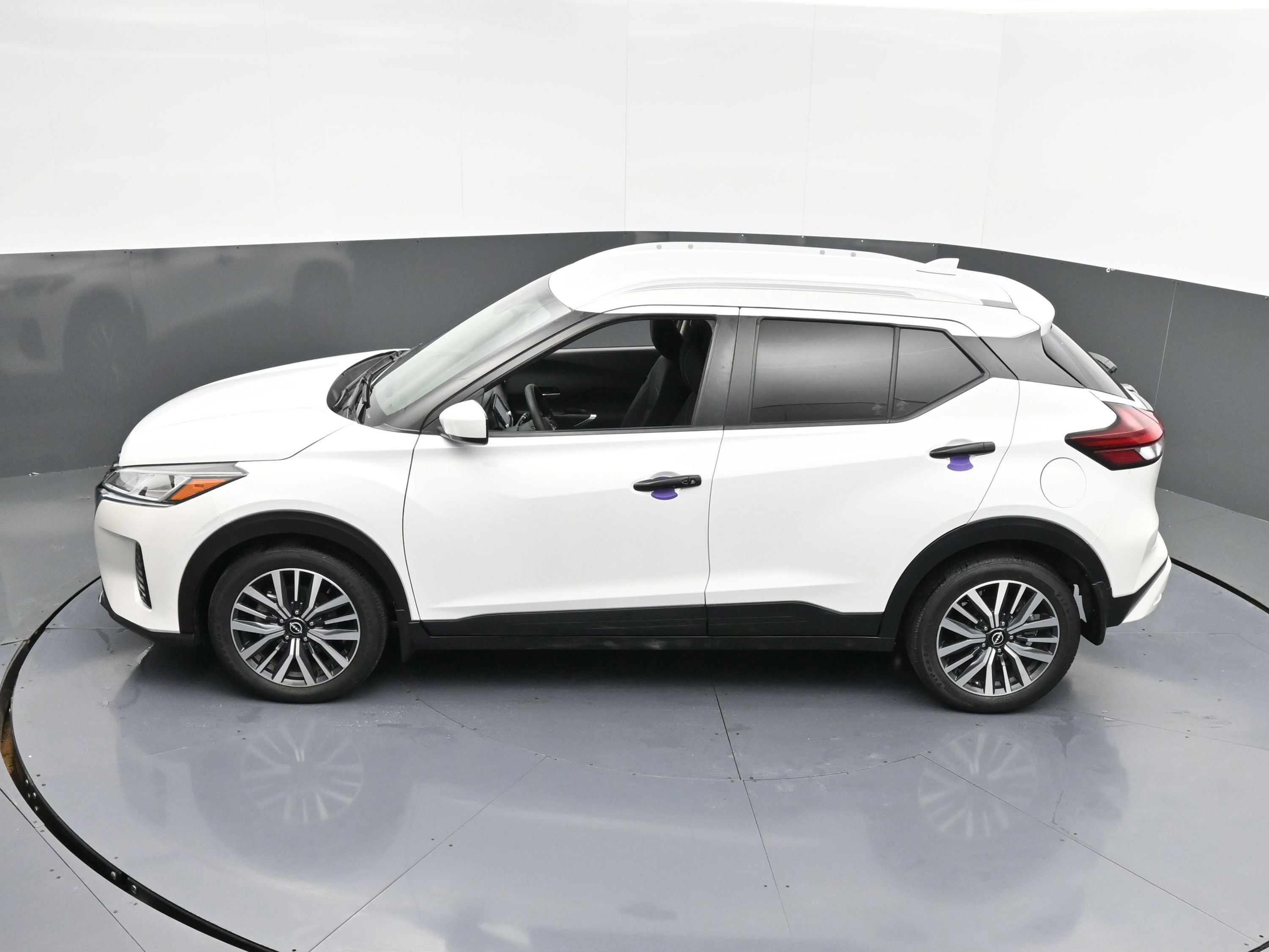 Used 2022 Nissan Kicks SV image 7