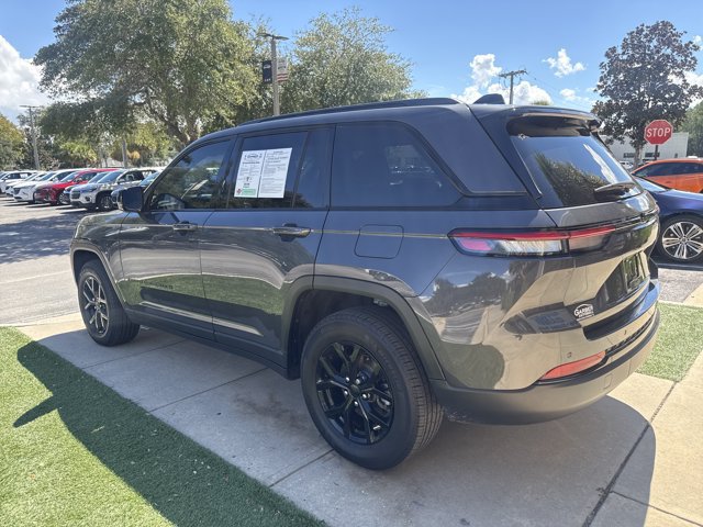 Used 2025 Jeep Grand Cherokee Altitude RWD image 7