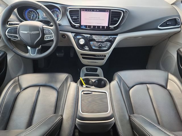 Used 2023 Chrysler Pacifica Touring-L FWD image 8