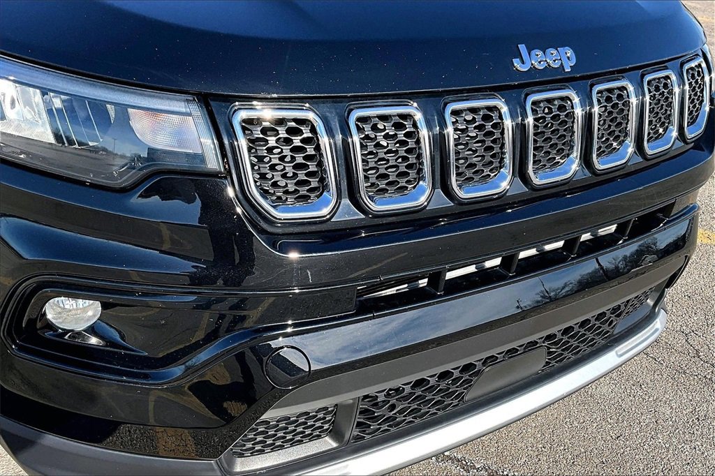 Used 2023 Jeep Compass Limited image 28