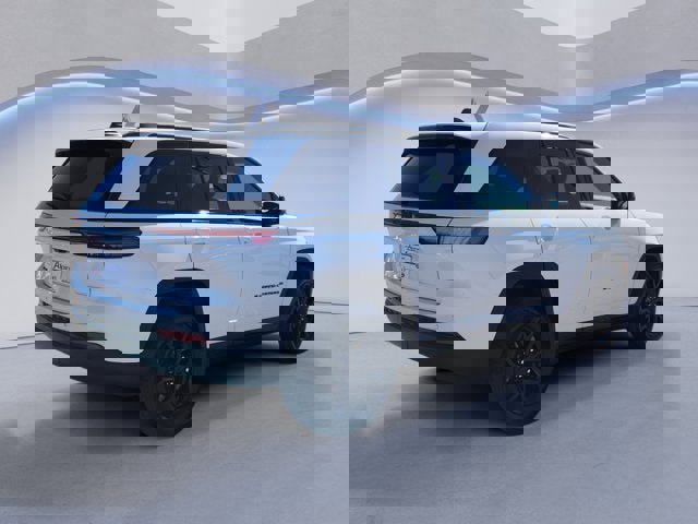 Used 2024 Jeep Grand Cherokee Altitude image 5