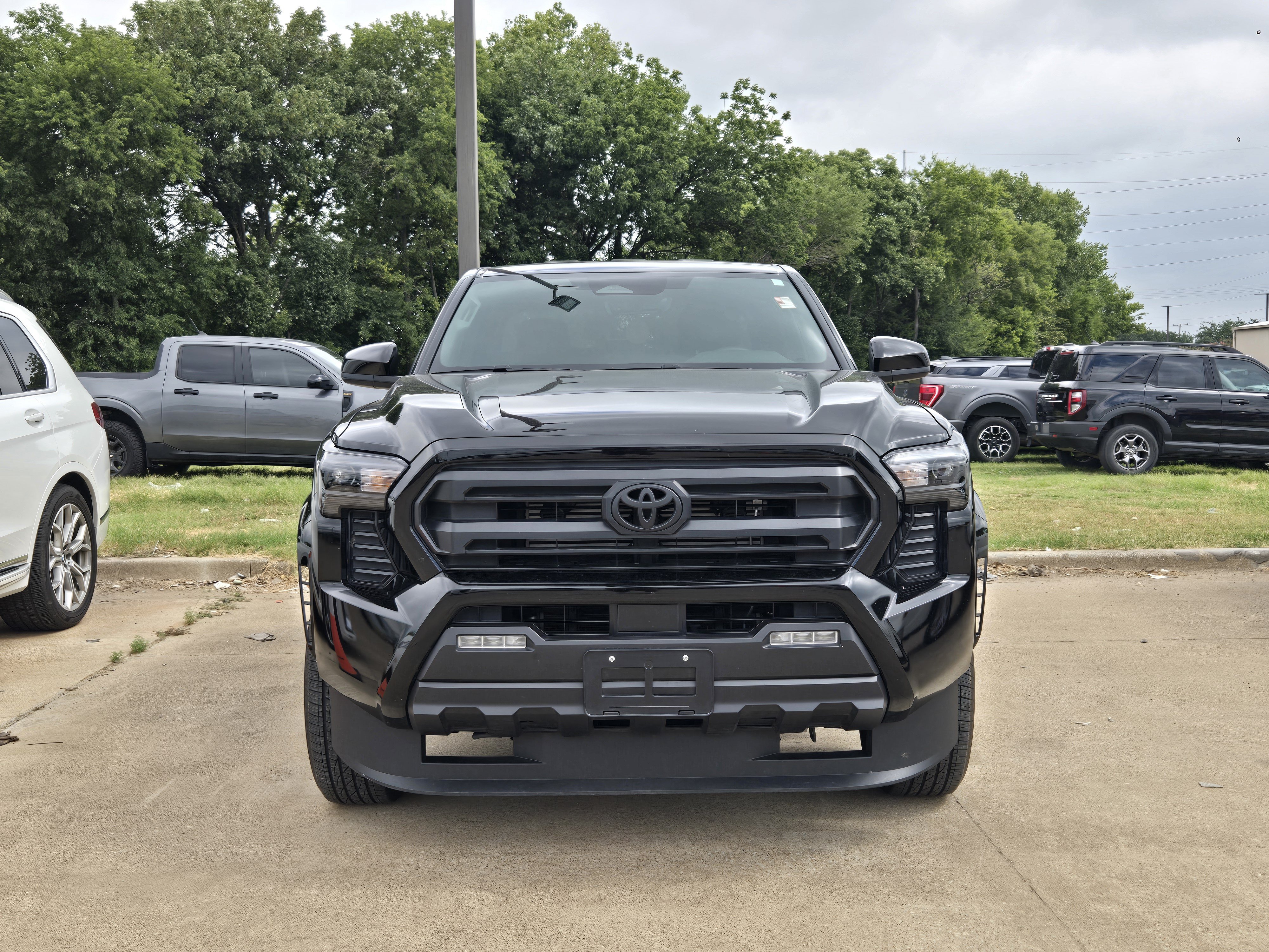 Used 2025 Toyota Tacoma SR5 AWD/4WD image 2