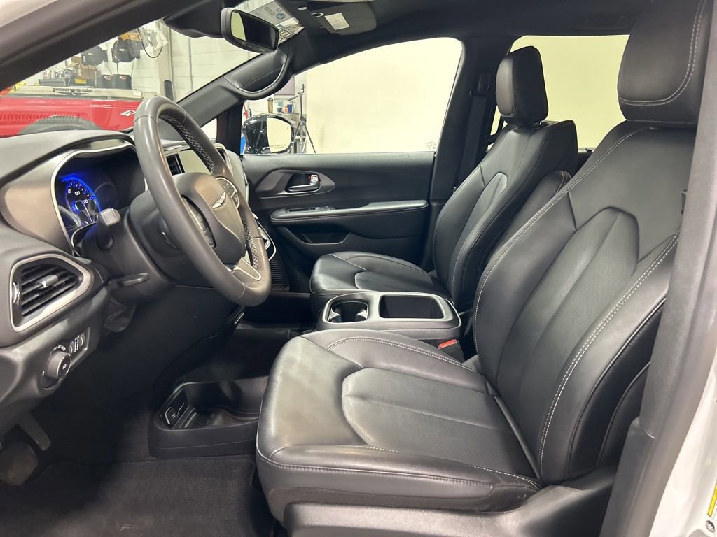 Used 2025 Chrysler Pacifica Select image 11