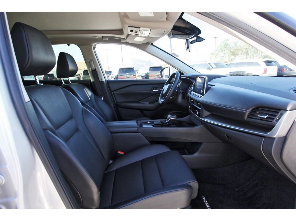 Used 2024 Nissan Rogue SV w/ SV Premium Package image 27