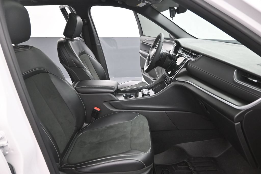 Used 2025 Jeep Grand Cherokee Altitude RWD image 16