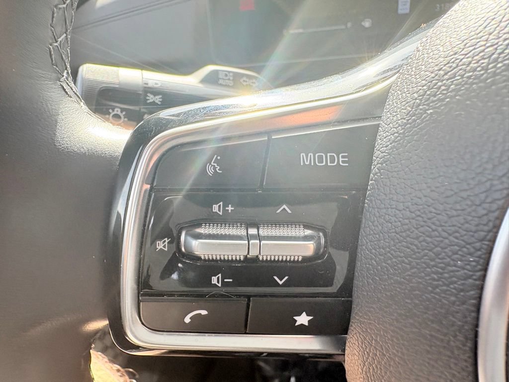 Used 2025 Kia Carnival FWD image 19