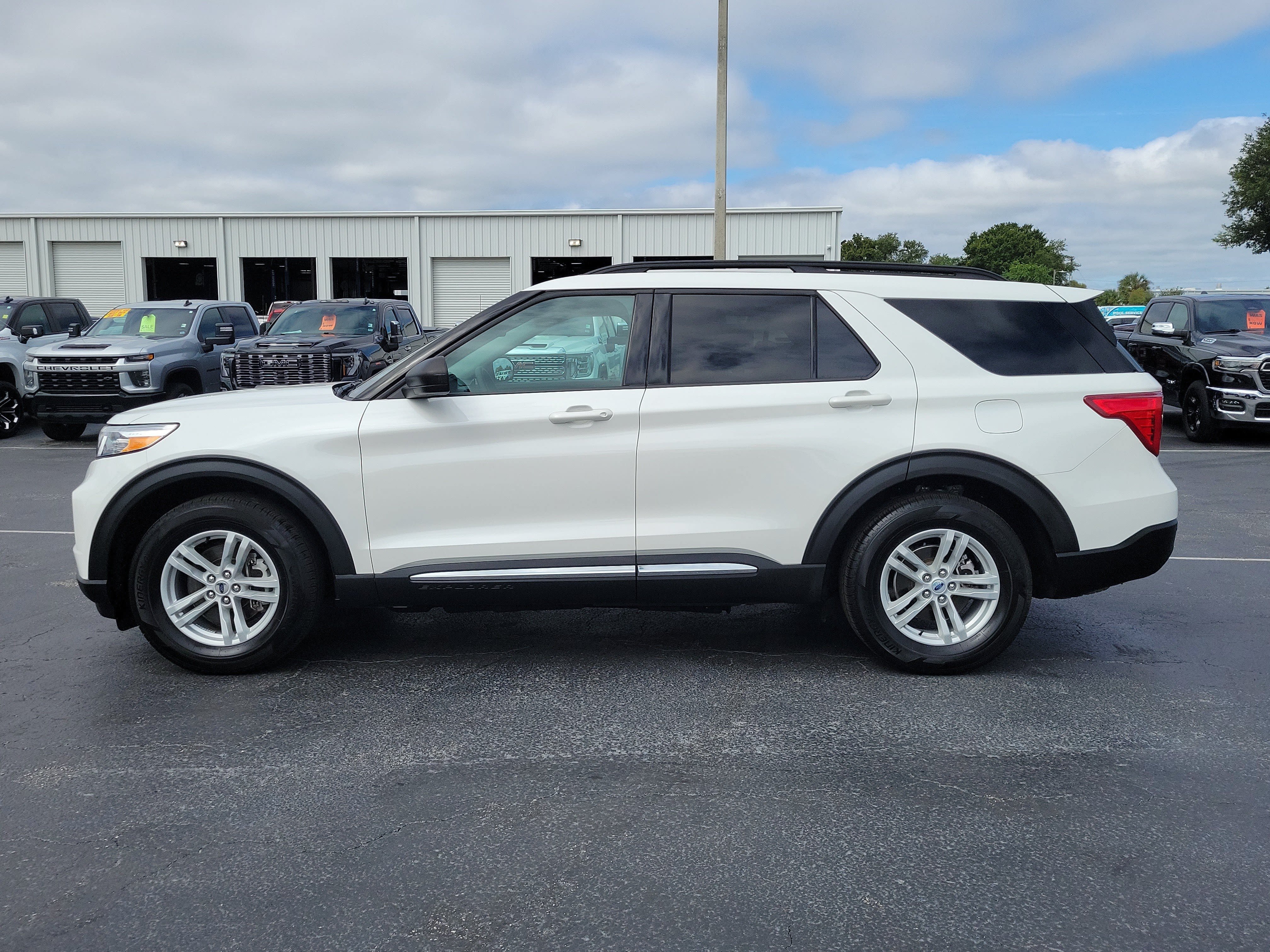 Certified 2024 Ford Explorer XLT RWD image 6
