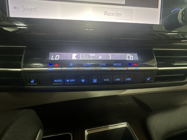Used 2023 Toyota Sienna XLE FWD image 21