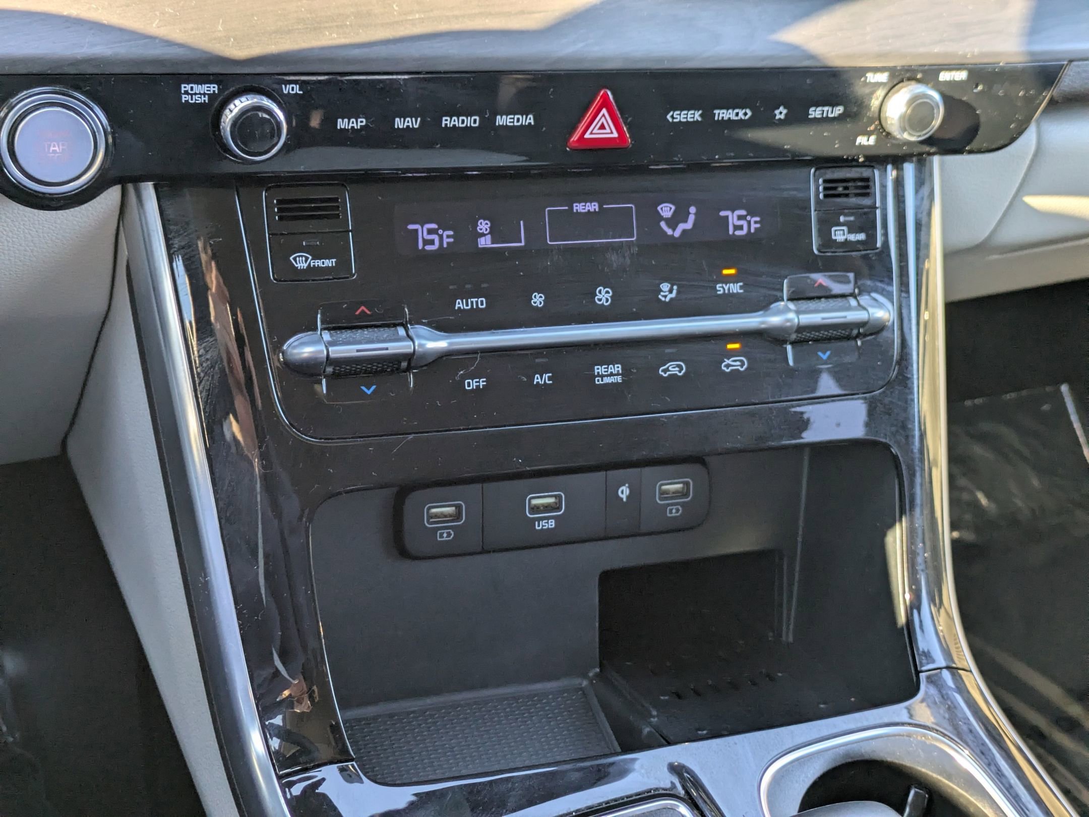 Used 2024 Kia Carnival EX image 21