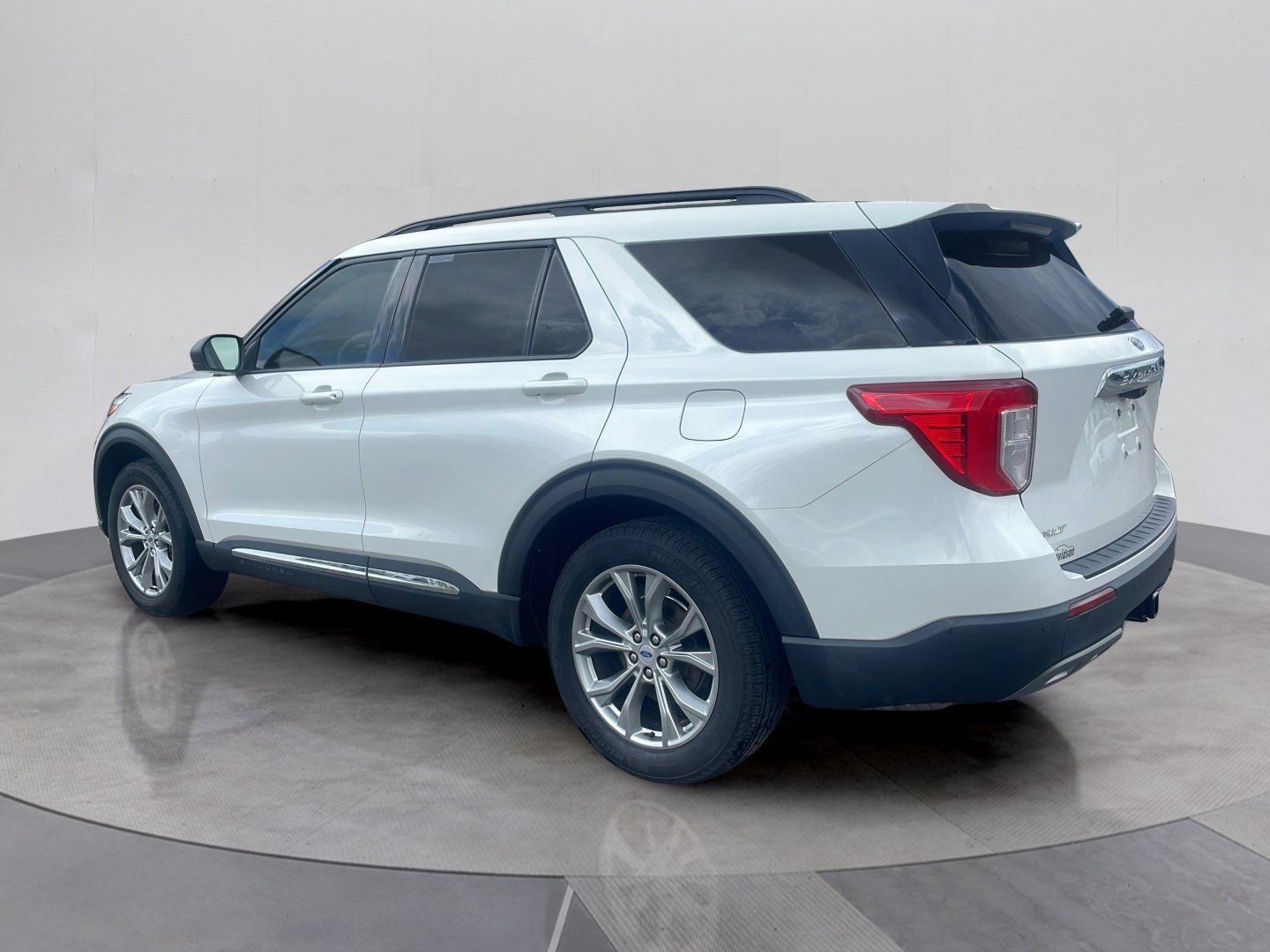 Certified 2023 Ford Explorer XLT w/ Equipment Group 202A AWD/4WD image 3